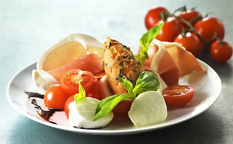 Tomate mozzarella, sorbet basilic et Pétales de Jambon cru cerises Aoste professionnel