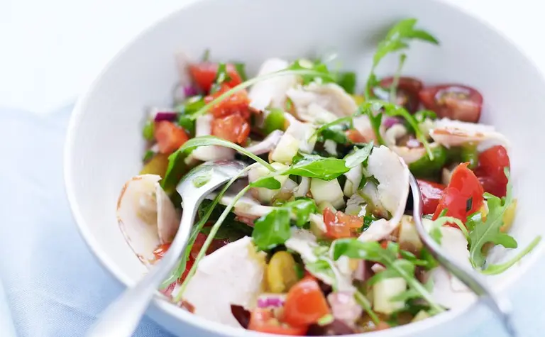 Salade de roquette, tomates cerises et Chiffonnades de Poulet Aoste professionnel