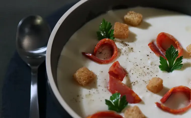 Crème de cèleri et allumettes de chorizo Aoste professionnel