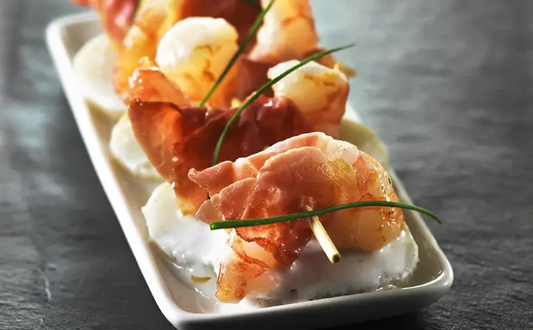 Brochettes de gambas au Jambon cru et patates douces au lait de coco Aoste professionnel