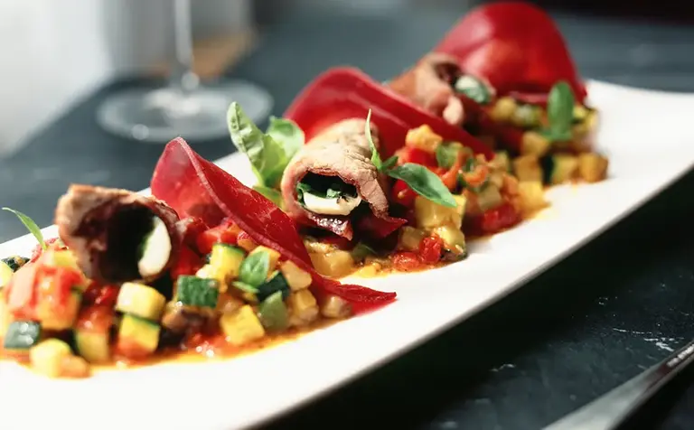 Involtini de veau à la coppa et mozzarella, et petite ratatouille au safran Aoste professionnel