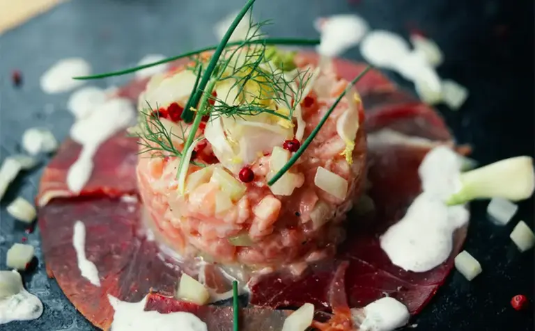 Tartare de saumon et Jambon Serrano, fenouil et crème de ciboulette Aoste professionnel