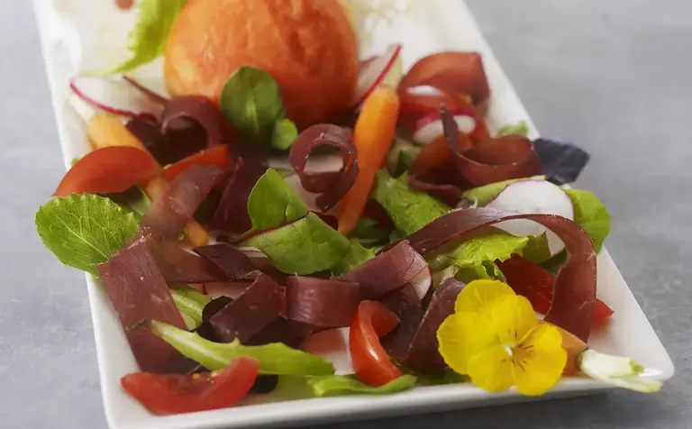 Salade aux couleurs de l’été au Jambon cru & son sorbet Gaspacho Aoste professionnel