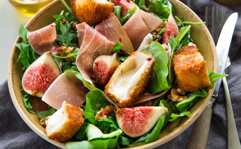 Salade de chèvre et figues au jambon cru Aoste professionnel