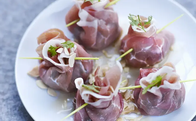 Aumônière de jambon de Bayonne aux asperges vertes et tomates cerises Aoste professionnel