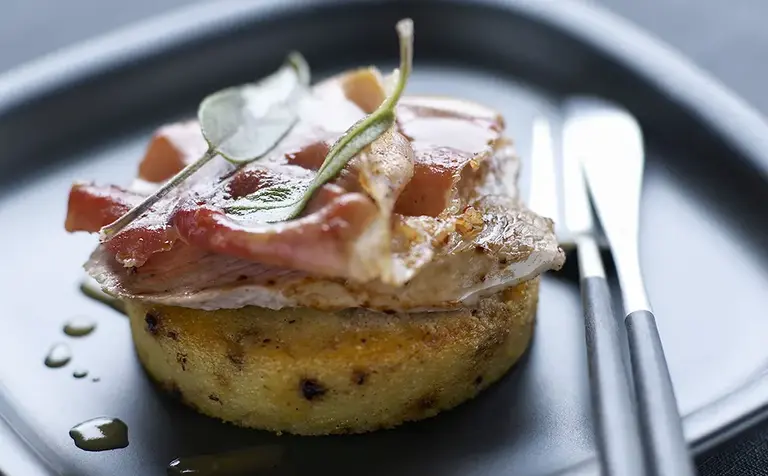 Polenta au four, olives noires, Jambon cru, et saltimbocca de veau Aoste professionnel