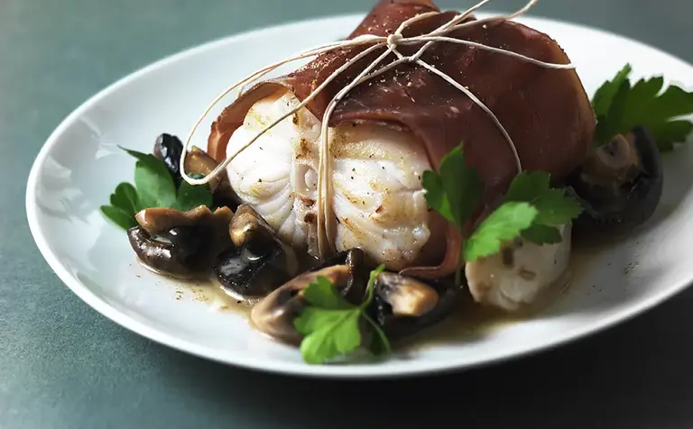 Filet de lotte à la Viande des Grisons, champignons et pommes de terre grenailles Aoste professionnel