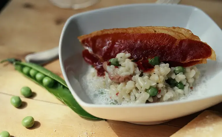 Risotto aux petits pois, émulsion de parmesan et Jambon de Bayonne croustillant Aoste professionnel
