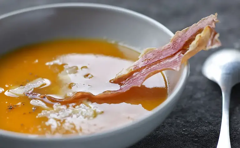 Crème de butternut et sa chips de Jambon de Bayonne Aoste professionnel
