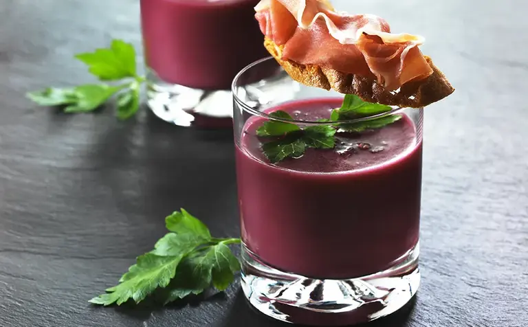 Soupe froide de betterave et crostini au Jambon Serrano Aoste professionnel