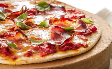 Pizza à la mozzarella et Pancetta Aoste professionnel