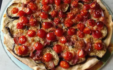 Pizza à l'aubergine et Pancetta Aoste professionnel