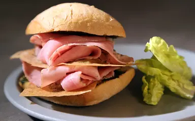 Mini sandwich pavé rostello, pesto et basilic croustillant Aoste professionnel