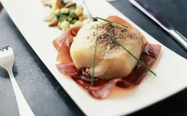 Dos de cabillaud rôti, courgettes sautées aux amandes et Viande des Grisons Aoste professionnel